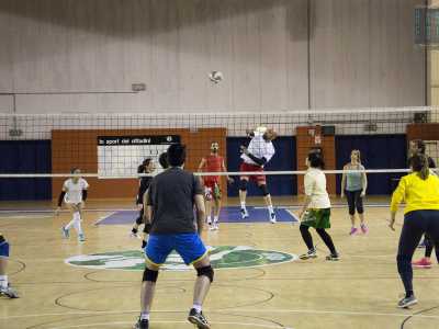 Adolescenti che giocano assieme agli adulti, ex professionisti al fianco di chi a malapena sa fare un bagher e soprattutto ragazzi mischiati alle ragazze. � il variegato mondo della pallavolo amatoriale a Bari, vero e proprio sport "di comitiva" che coinvolge centinaia di appassionati 